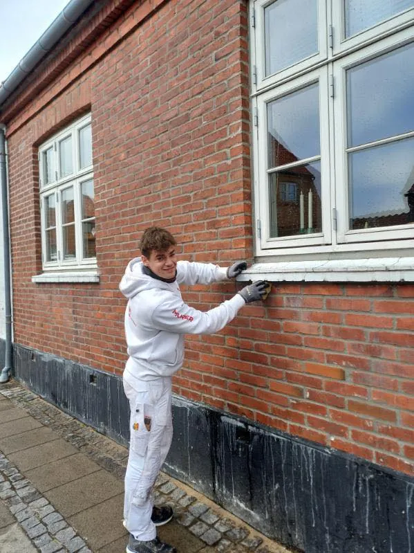 Tag, facade og murværk i Klemensker