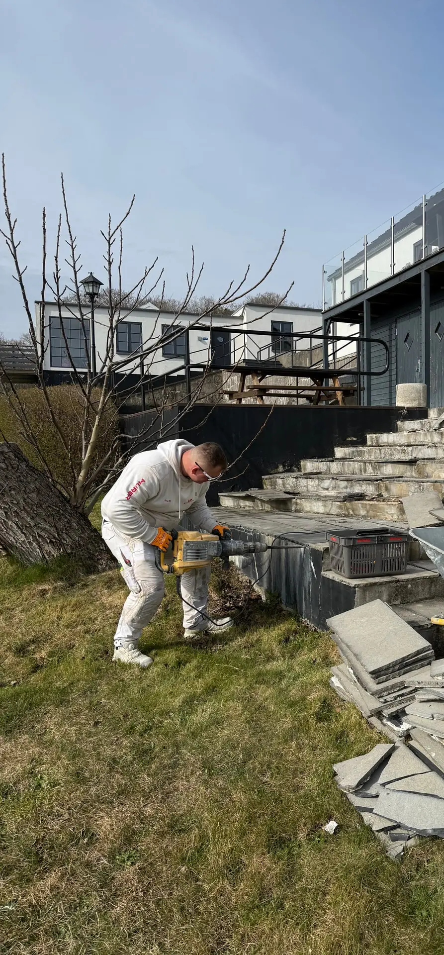 Havetrappe belagt med klinker ned mod haven