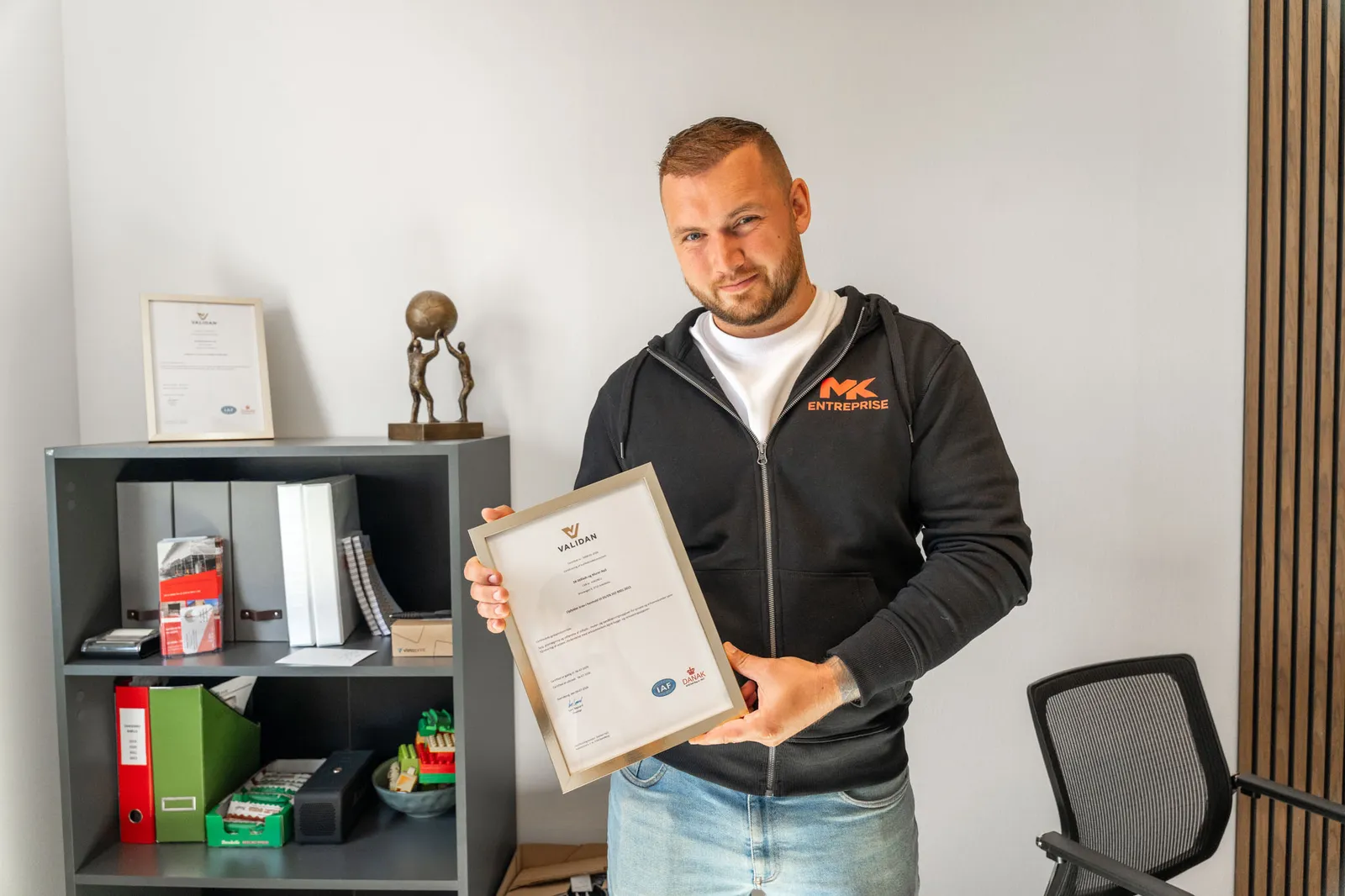 Mathias Karlsen fra MK Entreprise med firmaets ISO 9001-certifikat på kontoret i Aakirkeby