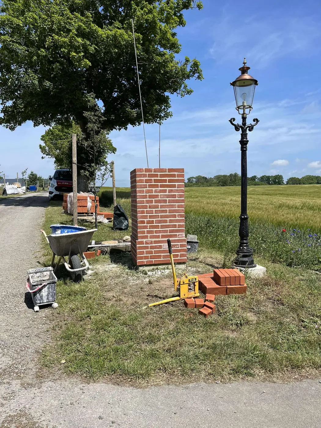 Muret indkørselspille under opførelse ved markvej på Bornholm