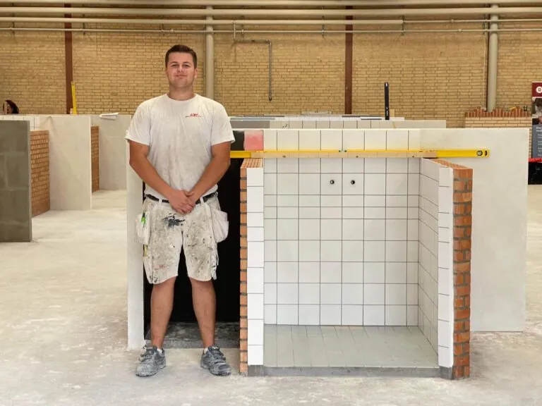 Køkken under renovering med nye elementer på plads