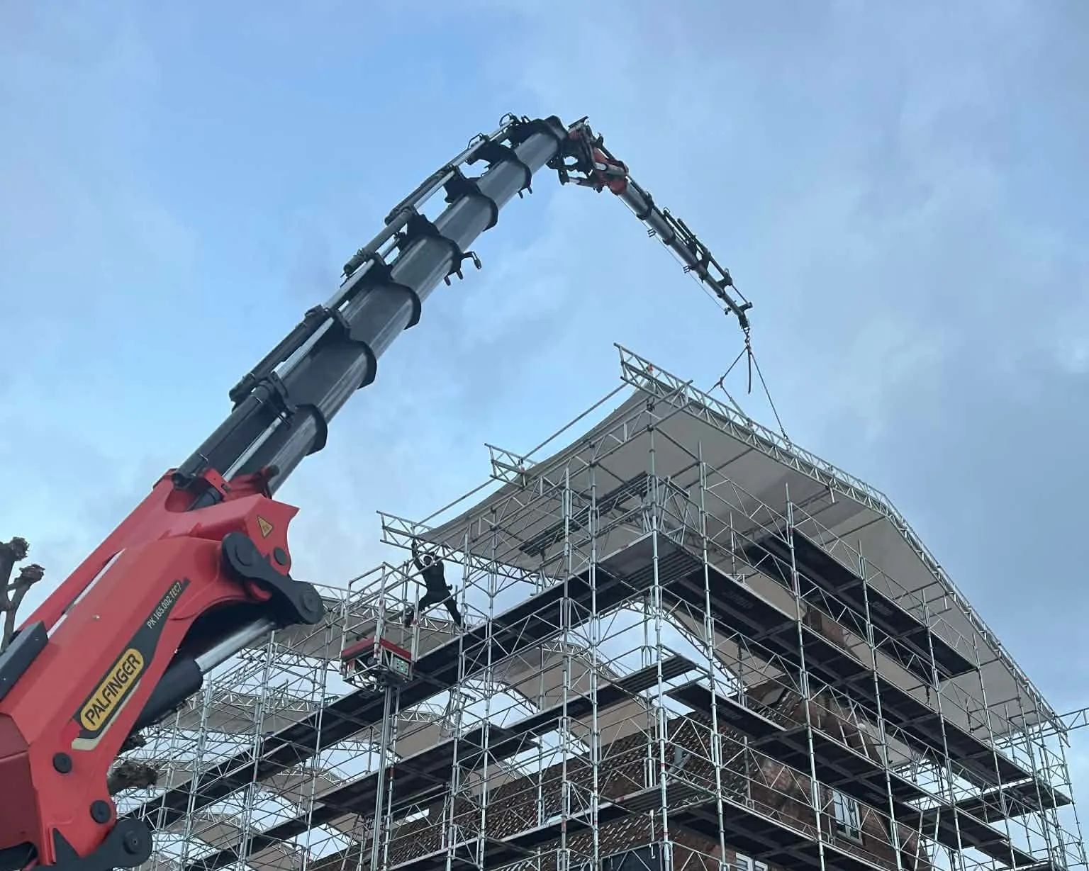 Etageejendom pakket ind i stillads under facaderenovering