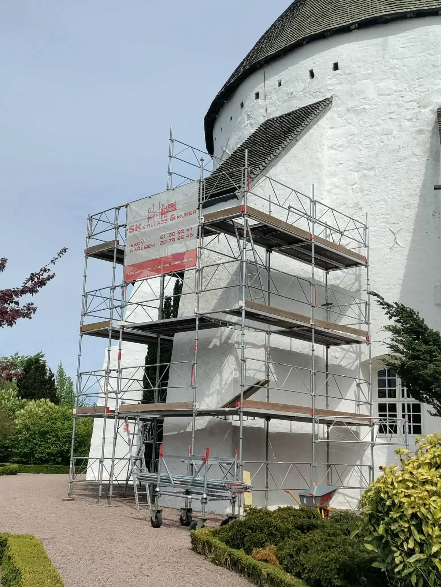 Stillads rejst om en bornholmsk rundkirke under restaurering