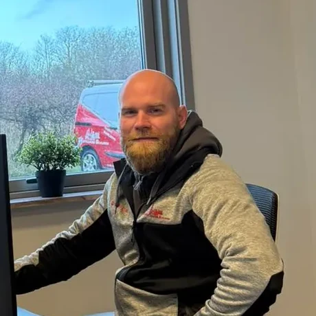 Christian Kofod, projektleder hos MK Entreprise, på kontoret i Aakirkeby