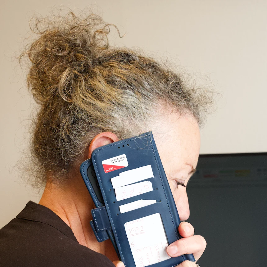 Helle Ketils passer telefonen på kontoret hos MK Entreprise i Aakirkeby