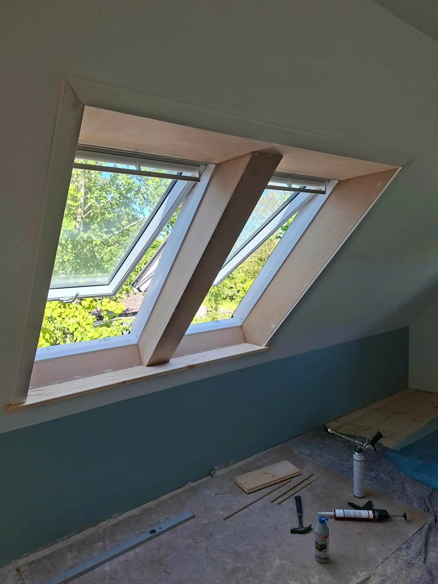 To nye Velux-tagvinduer i skrå tagflade set indefra